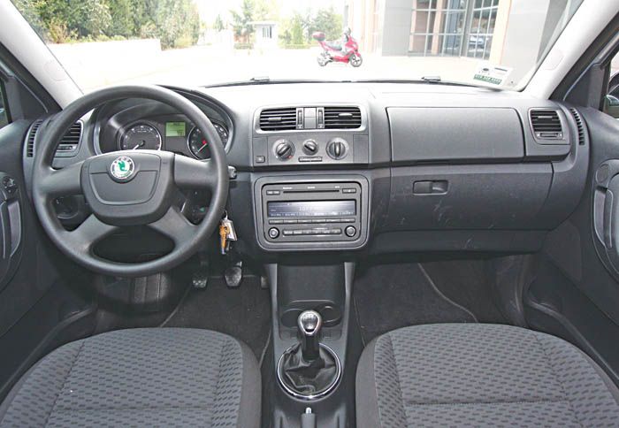 Καμία διαφορά στο προσεγμένο ποιοτικά, καλά εξοπλισμένο και ευρύχωρο, αλλά σχετικά λιτό, εσωτερικό.